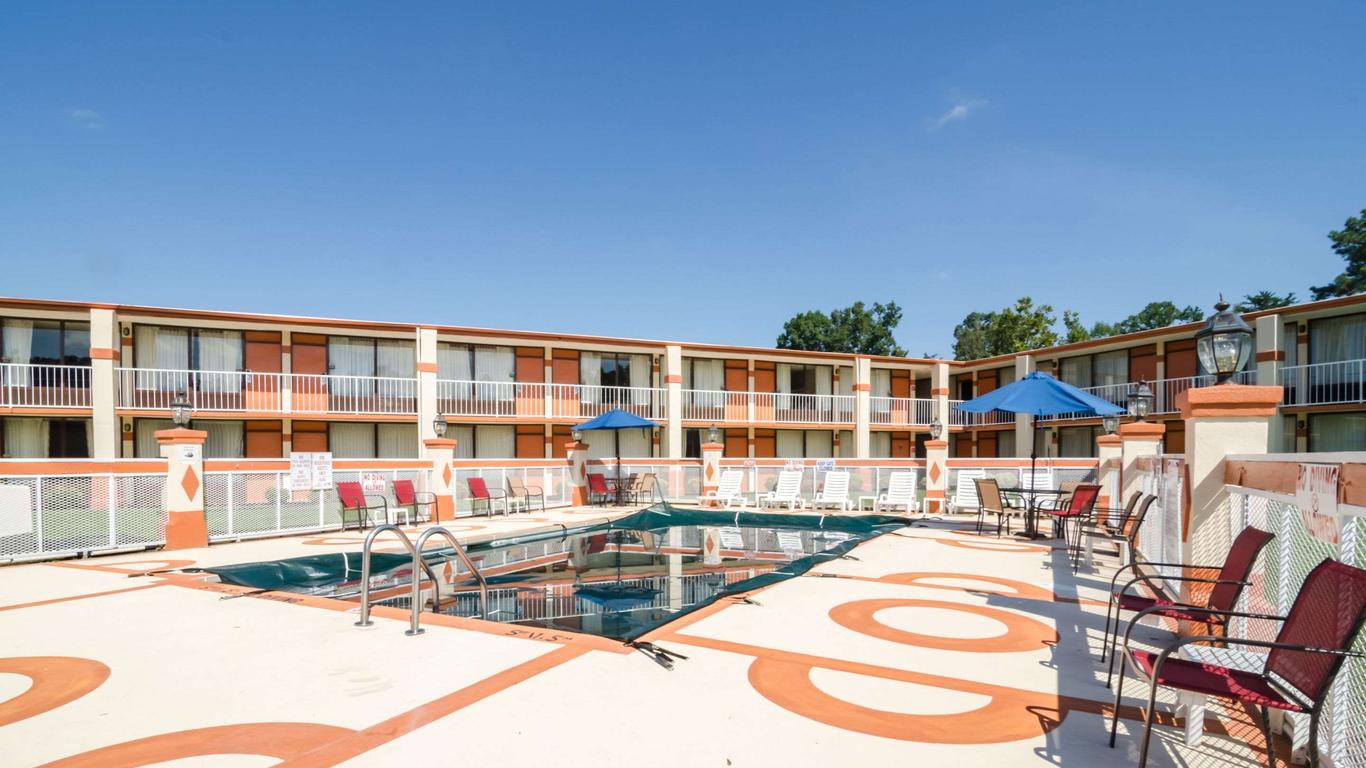 Rodeway Inn and Suites Greensboro Southeast