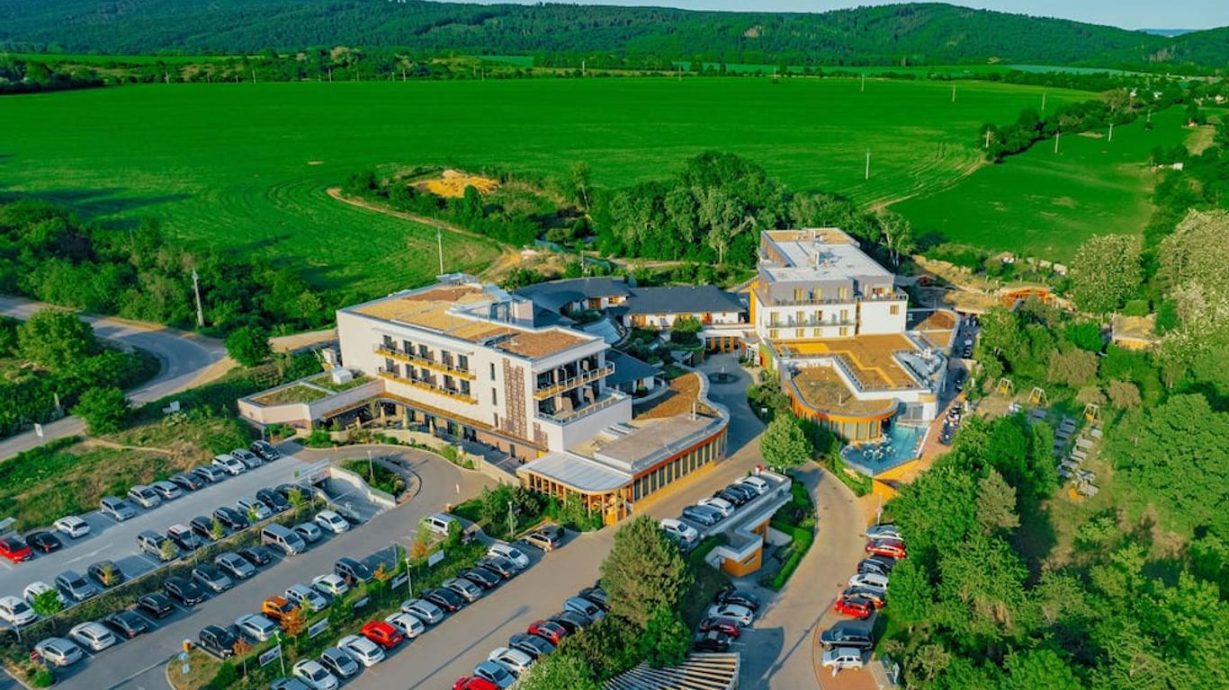 Maximus Resort